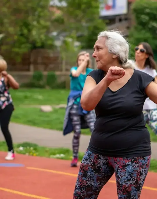 Mulher madura fazendo exercício ao ar livre
